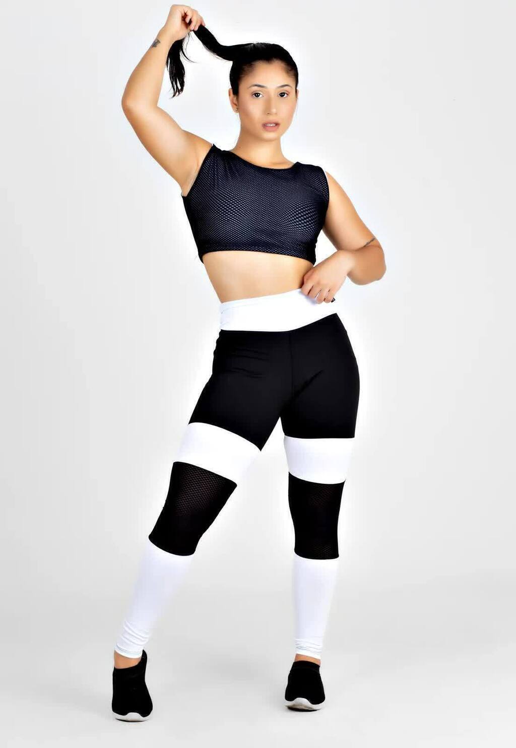 Conjunto Feminino Fitness Cropped Em Tela Preta e Calça Legging Preta e Branca