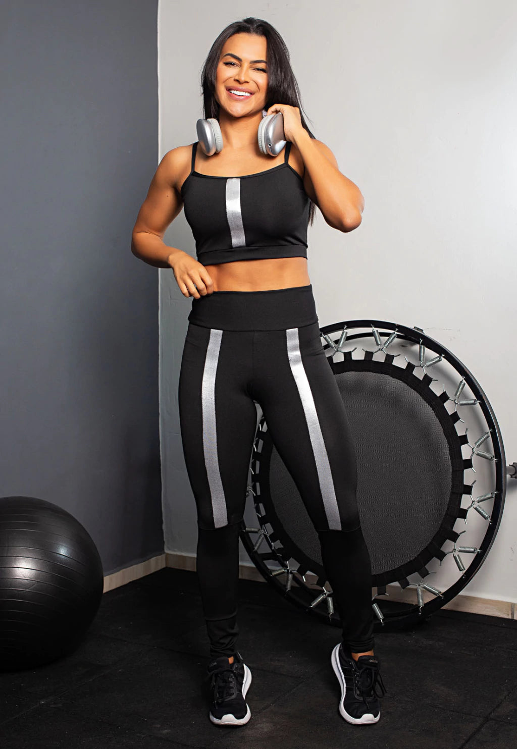 Conjunto Fitness Feminino Cropped Alcinha Preto Detalhe Em Faixa + Calça Legging Cintura Alta Preta Detalhe Em faixa&nbsp;