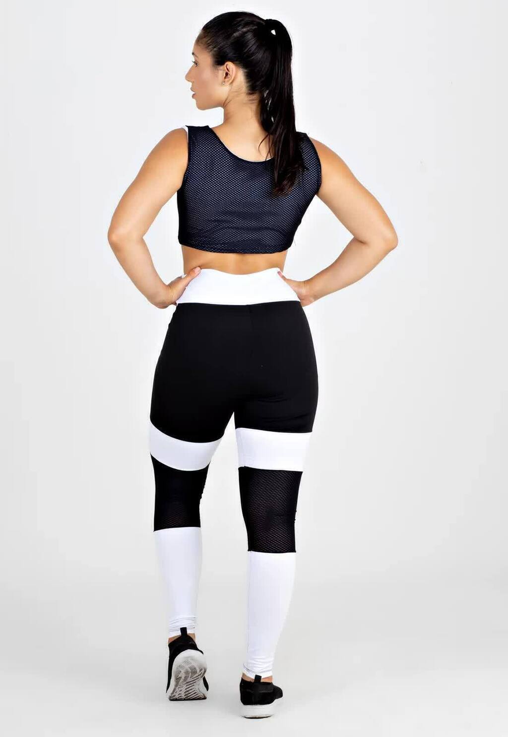 Conjunto Feminino Fitness Cropped Em Tela Preta e Calça Legging Preta e Branca